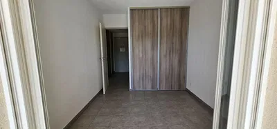 Mutfak; mutfak aletleri, ahşap zemin, doğal ışık, modern stil