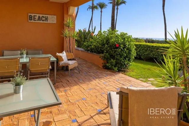 Кухиња; кухињски апарати, дрвени под, природно светло, модерни стил