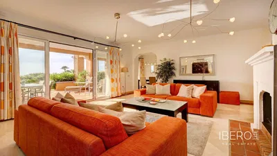 Дневна соба; дрвени под, природно светло, модерни стил