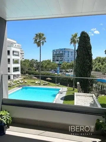 Кухиња; кухињски апарати, дрвени под, природно светло, модерни стил