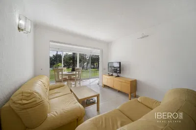 Кухиња; кухињски апарати, дрвени под, природно светло, модерни стил