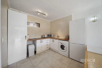 Кухиња; кухињски апарати, дрвени под, природно светло, модерни стил