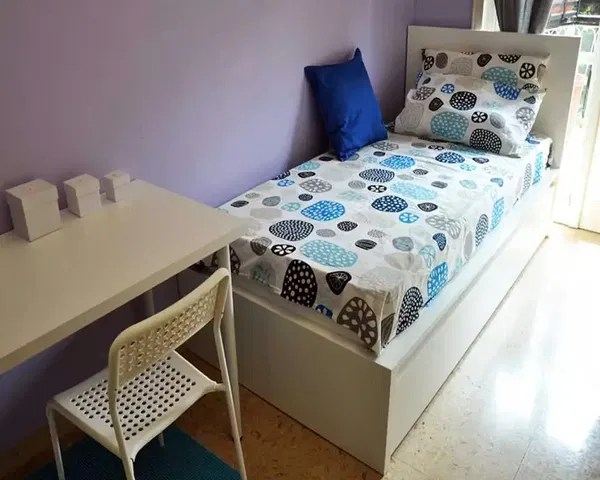 Kuhinja; kućanski aparati, drveni pod, prirodna svjetlost, moderan stil