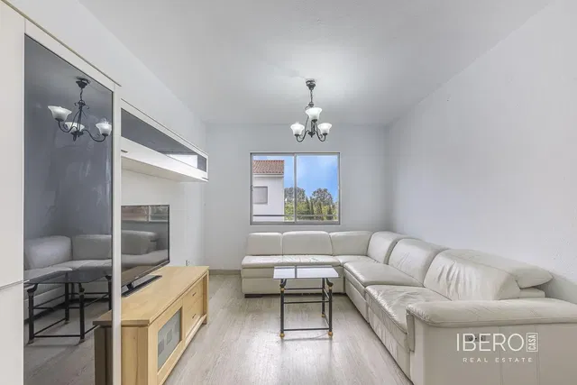 Кухиња; кухињски апарати, дрвени под, природно светло, модерни стил