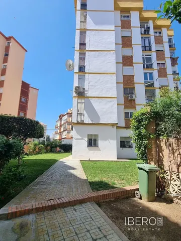 غرفة معيشة; أرضية خشبية, ضوء طبيعي, أسلوب عصري