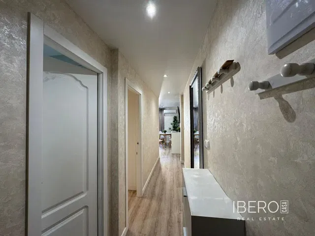 مطبخ; أجهزة المطبخ, أرضية خشبية, ضوء طبيعي, أسلوب عصري