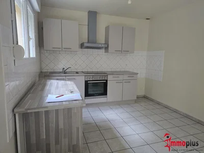 Кухиња; кухињски апарати, дрвени под, природно светло, модерни стил