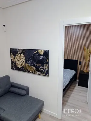 Wohnzimmer; holzboden, tageslicht, moderner stil, hohe decken