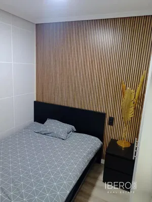 Wohnzimmer; holzboden, tageslicht, moderner stil, hohe decken