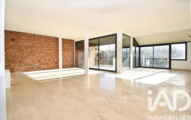 Кухиња; кухињски апарати, дрвени под, природно светло, модерни стил