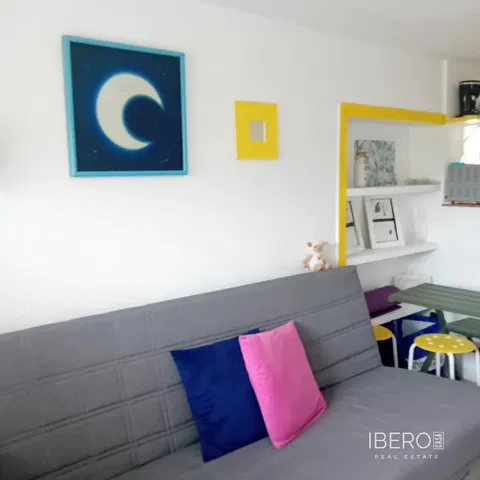 Kuchyně; kuchyňské spotřebiče, dřevěná podlaha, přirozené světlo, moderní styl