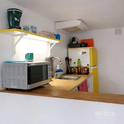 Kuchyně; kuchyňské spotřebiče, dřevěná podlaha, přirozené světlo, moderní styl