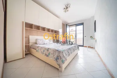 Salon; parquet, lumière naturelle, style moderne