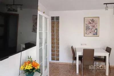 Kuchyně; kuchyňské spotřebiče, dřevěná podlaha, přirozené světlo, moderní styl