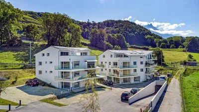 Küche; küchengeräte, holzboden, tageslicht, moderner stil