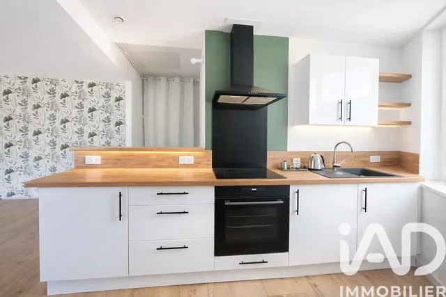 Κουζίνα; συσκευές κουζίνας, ξύλινο πάτωμα, φυσικό φως, μοντέρνο στυλ