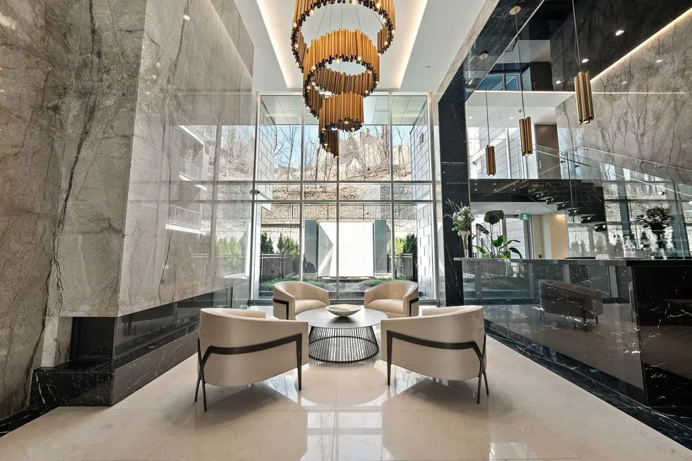 Kuchnia; sprzęt kuchenny, podłoga drewniana, światło dzienne, styl nowoczesny