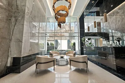 Kuchnia; sprzęt kuchenny, podłoga drewniana, światło dzienne, styl nowoczesny