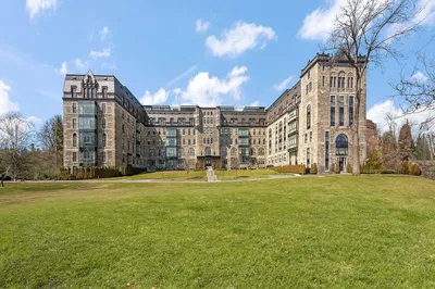 Kuchnia; sprzęt kuchenny, podłoga drewniana, światło dzienne, styl nowoczesny