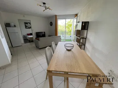 Küche; küchengeräte, holzboden, tageslicht, moderner stil