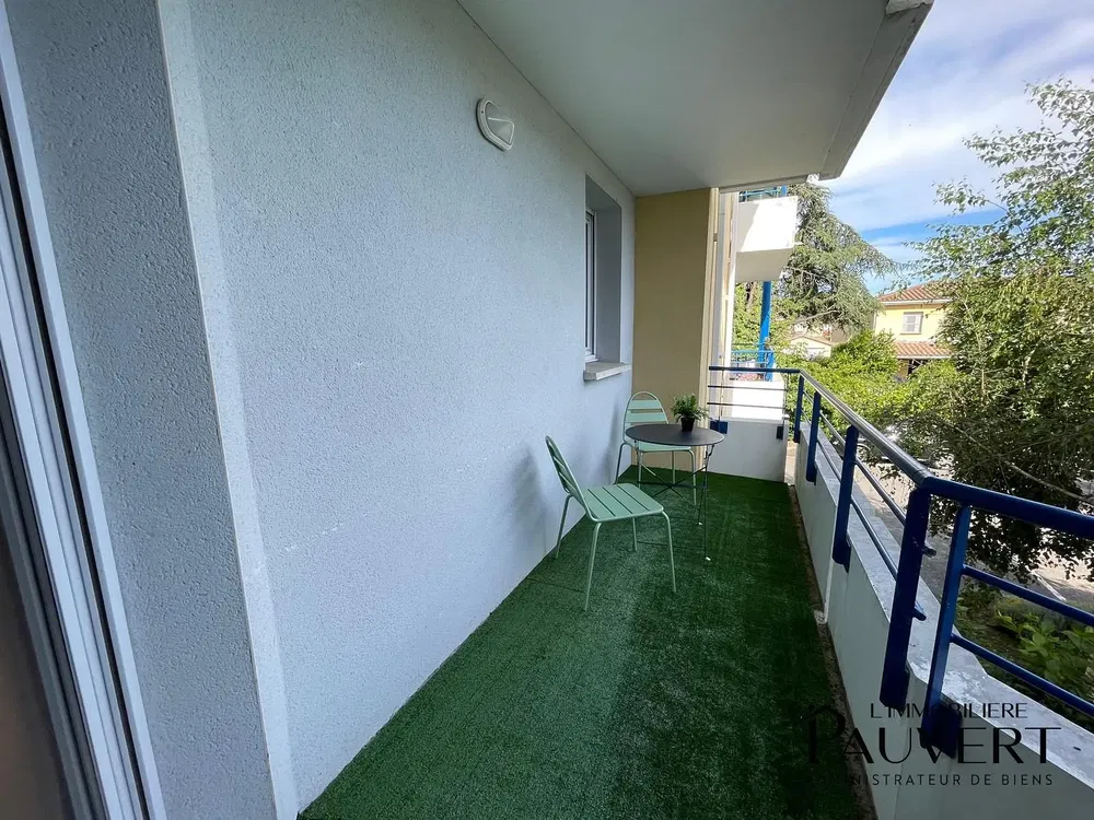 Küche; küchengeräte, holzboden, tageslicht, moderner stil