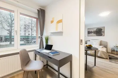 Küche; küchengeräte, holzboden, tageslicht, moderner stil