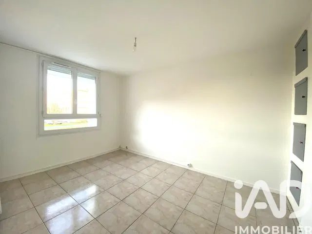 Cucina; elettrodomestici, pavimento in legno, luce naturale, stile moderno