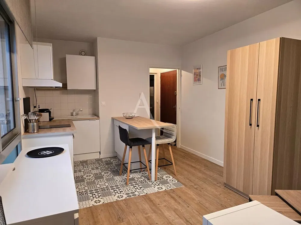 Cucina; elettrodomestici, pavimento in legno, luce naturale, stile moderno