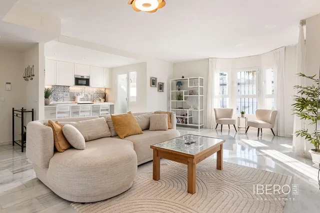 Obývací pokoj; dřevěná podlaha, přirozené světlo, moderní styl