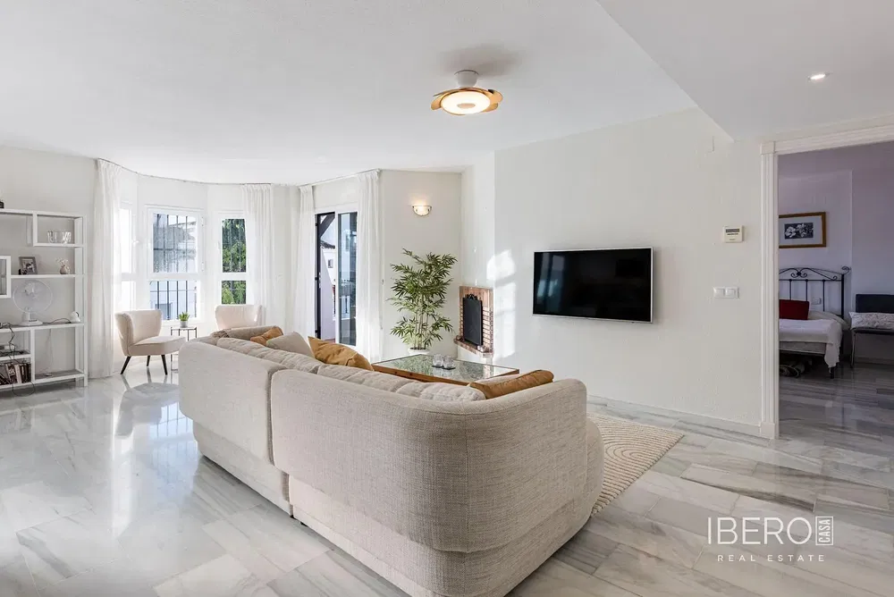 Kuchyně; kuchyňské spotřebiče, dřevěná podlaha, přirozené světlo, moderní styl