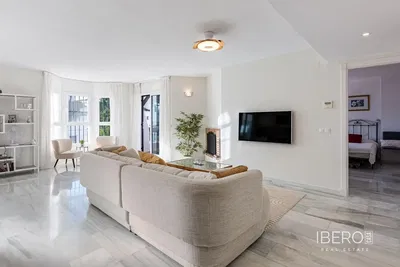 Kuchyně; kuchyňské spotřebiče, dřevěná podlaha, přirozené světlo, moderní styl