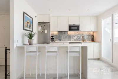 Kuchyně; kuchyňské spotřebiče, dřevěná podlaha, přirozené světlo, moderní styl