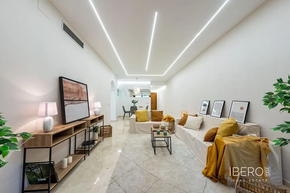 Kuchyně; kuchyňské spotřebiče, dřevěná podlaha, přirozené světlo, moderní styl