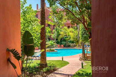 Kuchyně; kuchyňské spotřebiče, dřevěná podlaha, přirozené světlo, moderní styl