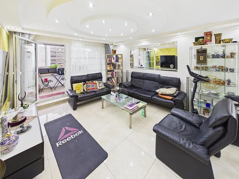 Кухня; кухненски уреди, дървен под, естествена светлина, модерен стил