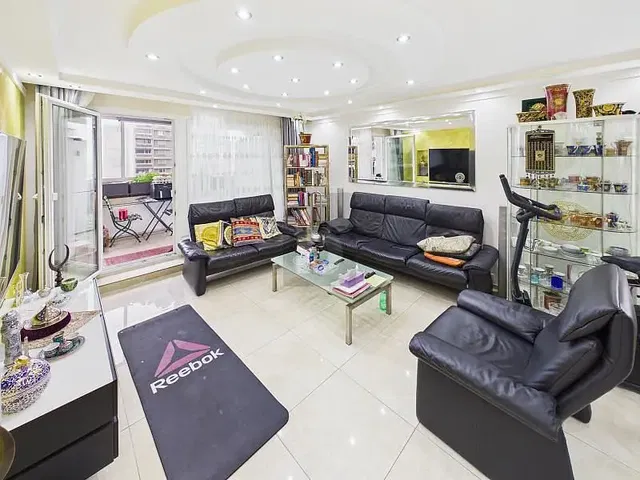 Keuken; keukenapparatuur, houten vloer, natuurlijk licht, moderne stijl