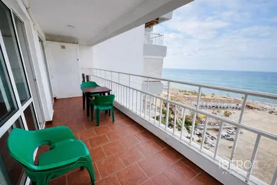 Kuchyně; kuchyňské spotřebiče, dřevěná podlaha, přirozené světlo, moderní styl