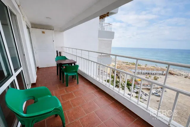 Kuchyně; kuchyňské spotřebiče, dřevěná podlaha, přirozené světlo, moderní styl