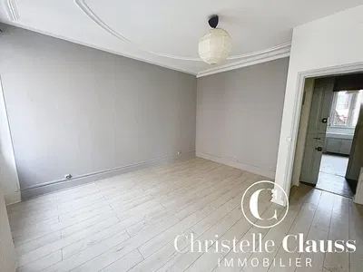 Keuken; keukenapparatuur, houten vloer, natuurlijk licht, moderne stijl