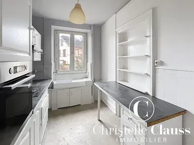 Kuchyně; kuchyňské spotřebiče, dřevěná podlaha, přirozené světlo, moderní styl