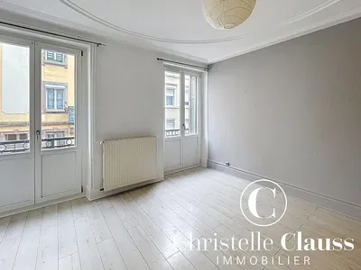 Kuchyně; kuchyňské spotřebiče, dřevěná podlaha, přirozené světlo, moderní styl