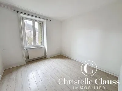 Kuchyně; kuchyňské spotřebiče, dřevěná podlaha, přirozené světlo, moderní styl