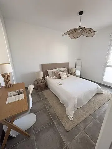 Küche; küchengeräte, holzboden, tageslicht, moderner stil