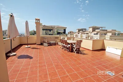 Kuhinja; kućanski aparati, drveni pod, prirodna svjetlost, moderan stil