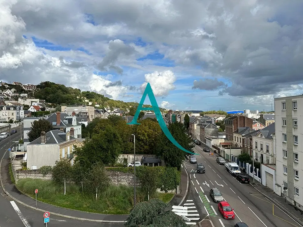 Kuchyně; kuchyňské spotřebiče, dřevěná podlaha, přirozené světlo, moderní styl