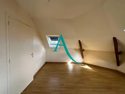 Kuchyně; kuchyňské spotřebiče, dřevěná podlaha, přirozené světlo, moderní styl