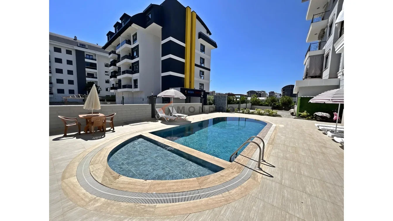 Cucina; elettrodomestici, pavimento in legno, luce naturale, stile moderno