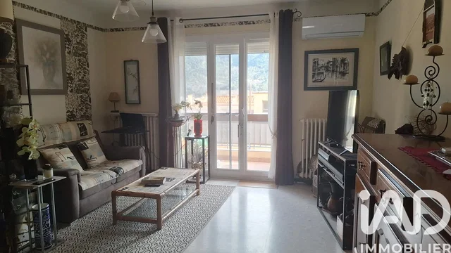 Cocina; electrodomésticos, suelo de madera, luz natural, estilo moderno