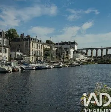 Κουζίνα; συσκευές κουζίνας, ξύλινο πάτωμα, φυσικό φως, μοντέρνο στυλ