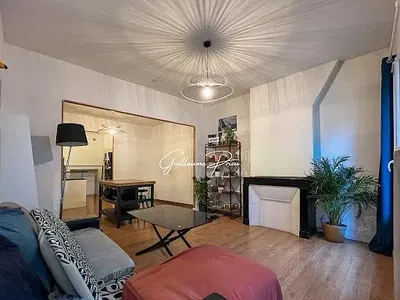 Κουζίνα; συσκευές κουζίνας, ξύλινο πάτωμα, φυσικό φως, μοντέρνο στυλ